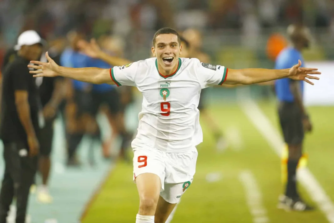 Amine El Ouazzani en équipe d’Algérie? Un coup de maître subtile se prépare dans l’ombre Amine El Ouazzani célèbre avec enthousiasme après un but en équipe d'Algérie.