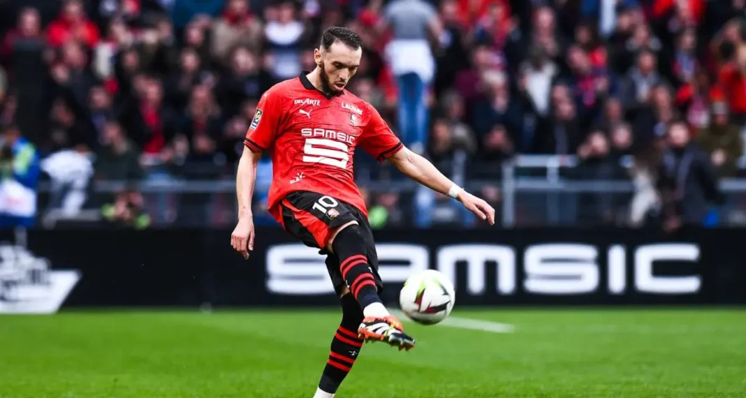 Amine Gouiri, débordant d’énergie avec le Stade Rennais: Petkovic s’en frotte les mains… Amine Gouiri en train de jouer pour le Stade Rennais avec énergie.