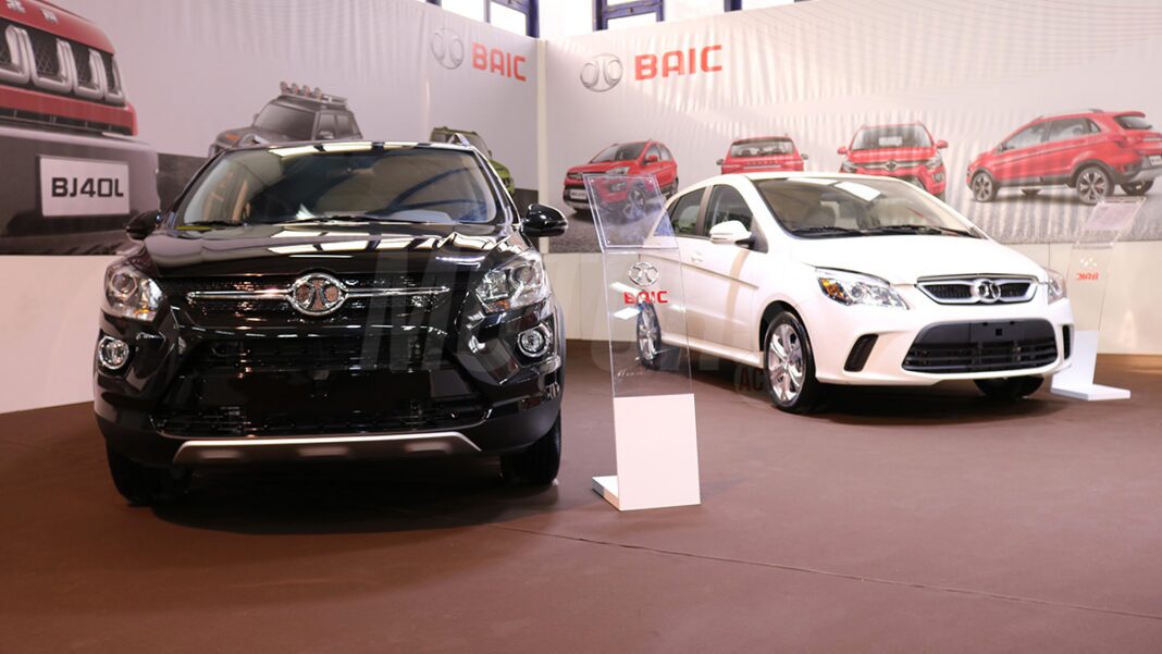 Bientôt des voitures made in Algeria grâce à la réouverture de l’usine BAIC de Batna ? Voitures BAIC exposées à Batna, Algérie, lors de la réouverture de l'usine.