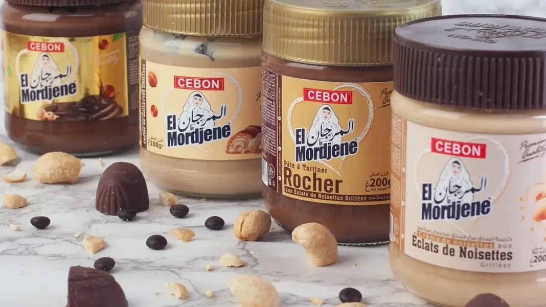 Imitation de la pâte à tartiner El Mordjene en France : un déshonneur pour l’Hexagone, ou une malice qui paye? Différents pots de pâte à tartiner El Mordjene avec noisettes et chocolat.