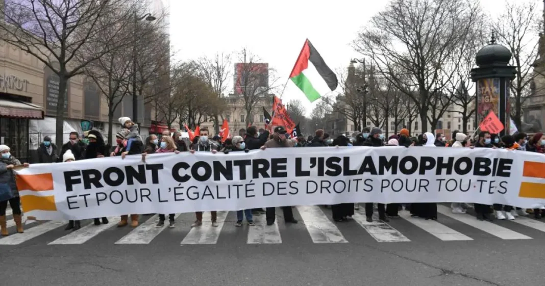 France : Recrudescence de l’Islamophobie après la Trêve Olympique Manifestation avec pancarte contre l'islamophobie et pour l'égalité des droits.