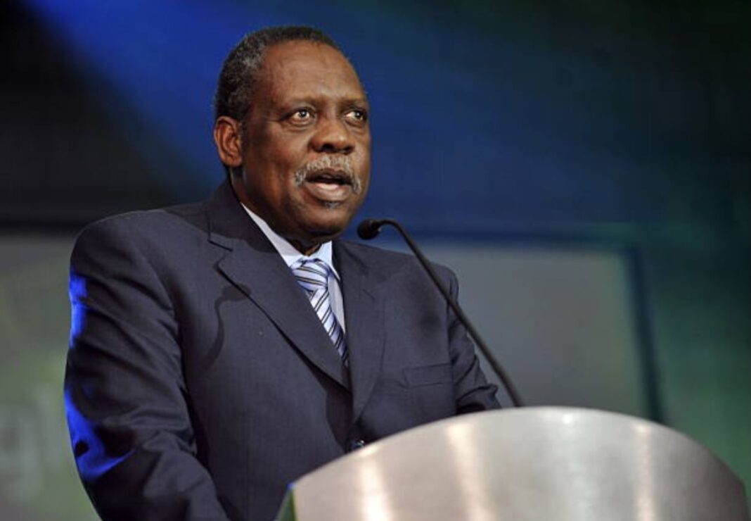 Issa Hayatou : Un héritage controversé marqué par la sanction historique contre la JSK Issa Hayatou, ancien président de la CAF, lors d'une conférence.