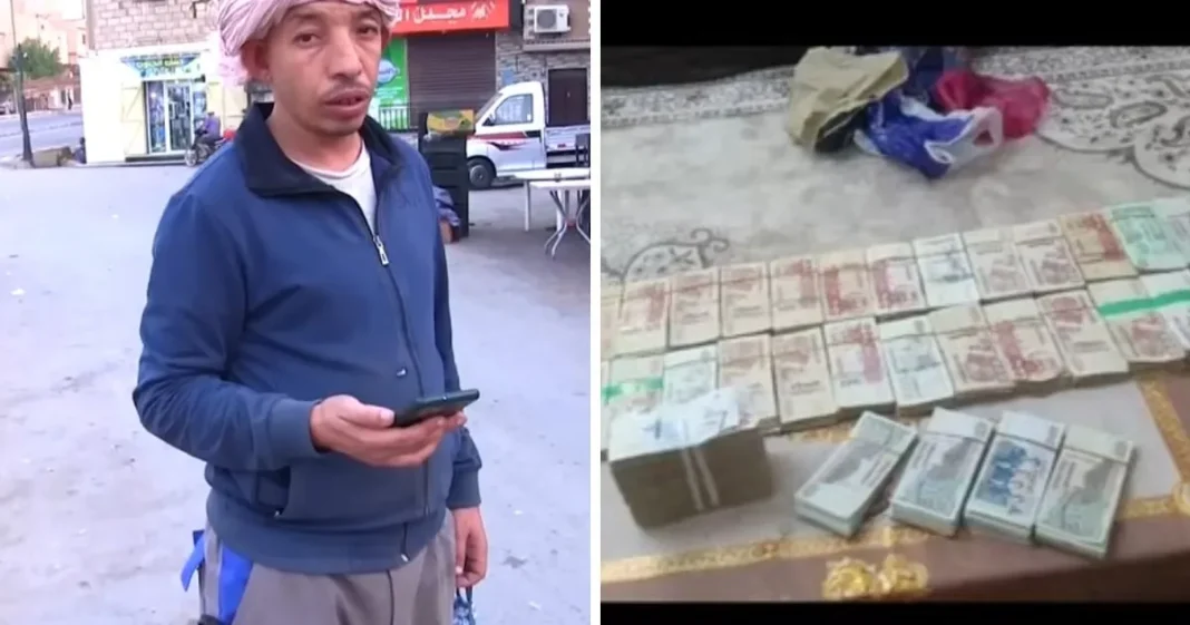 Homme avec un smartphone à côté de billets et devises dans une rue.