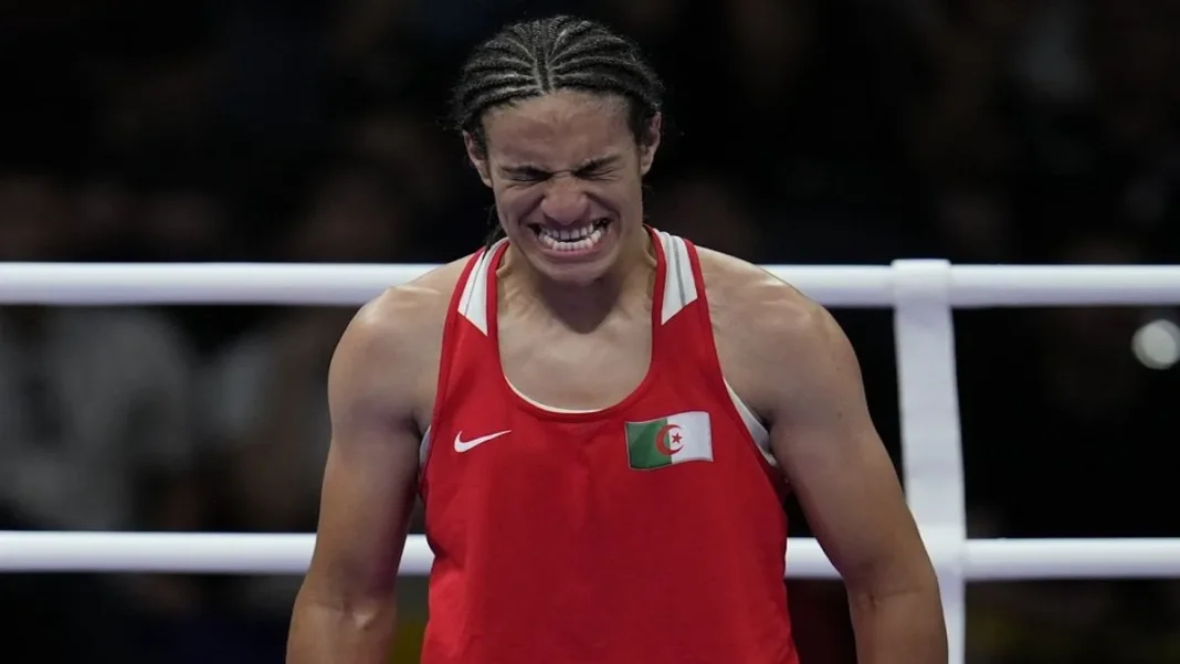 Imane Khelif exclue aux JO 2028? Un énorme coup de poing envoyé en plein visage de la boxeuse algérienne Boxeuse algérienne exprimant la douleur lors d'un combat.