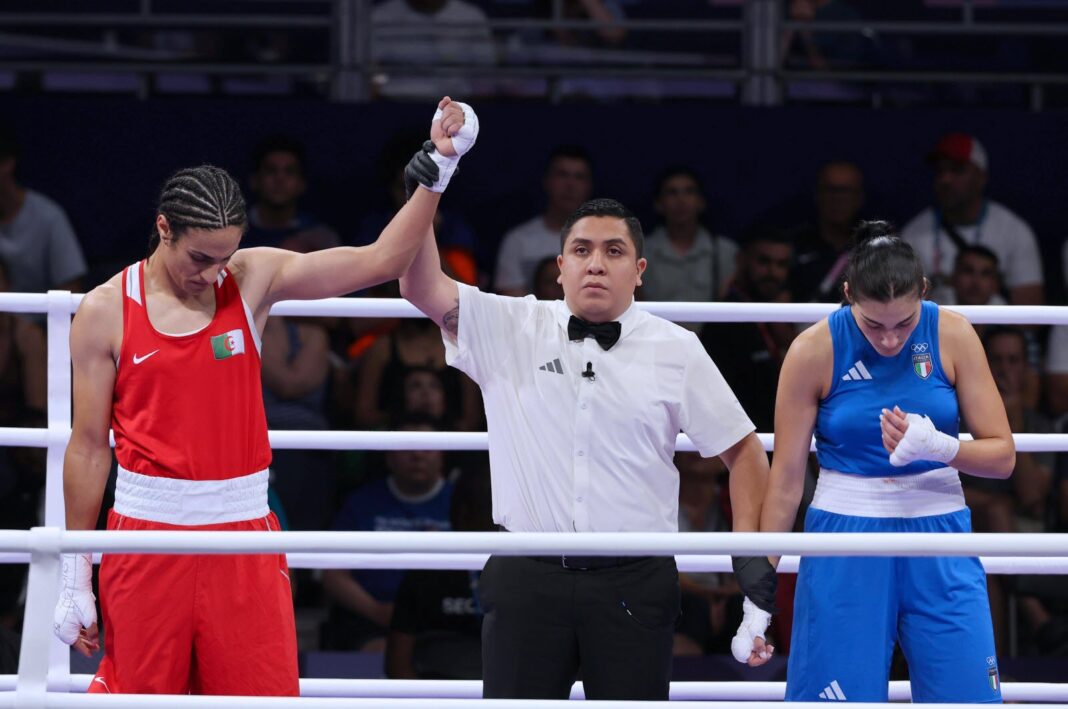 Boxeuses lors d'un match aux JO Paris 2024 Boxeuses féminines en compétition aux Jeux Olympiques Paris 2024.