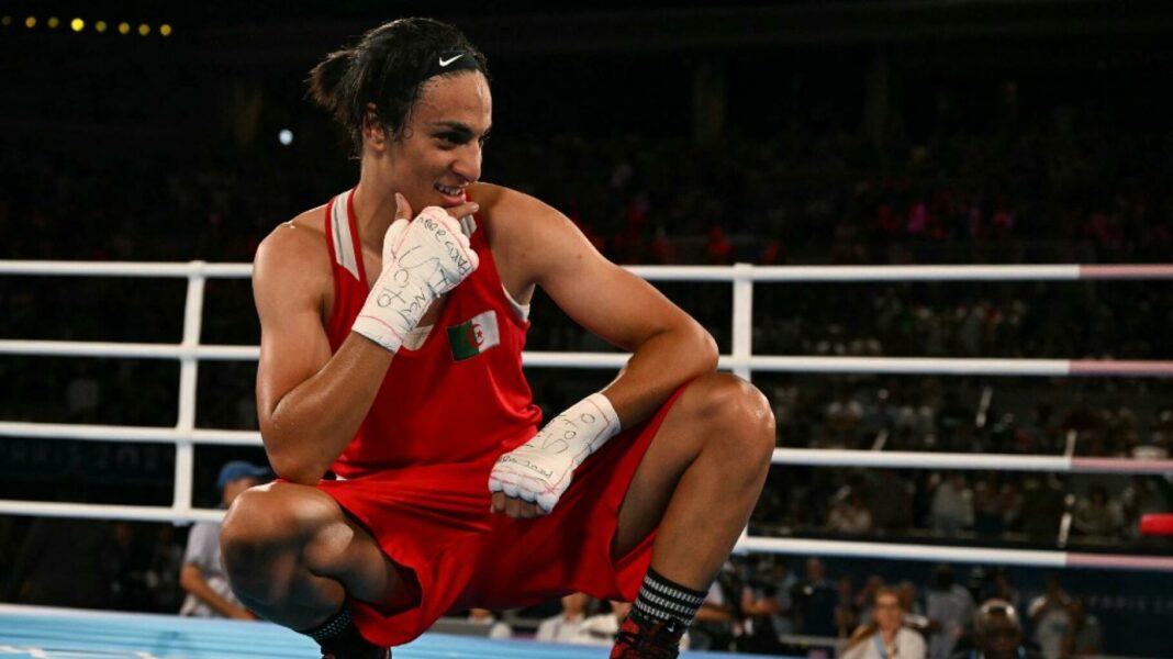 Nouvelle lutte hors du ring : Imane Khelif dépose une plainte pour cyberharcèlement Imane Khelif, boxeuse algérienne, souriante après sa victoire aux JO Paris 2024.