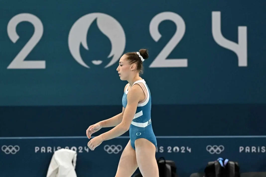 Kaylia Nemour en gymnastique lors des Jeux Olympiques 2024 à Paris.