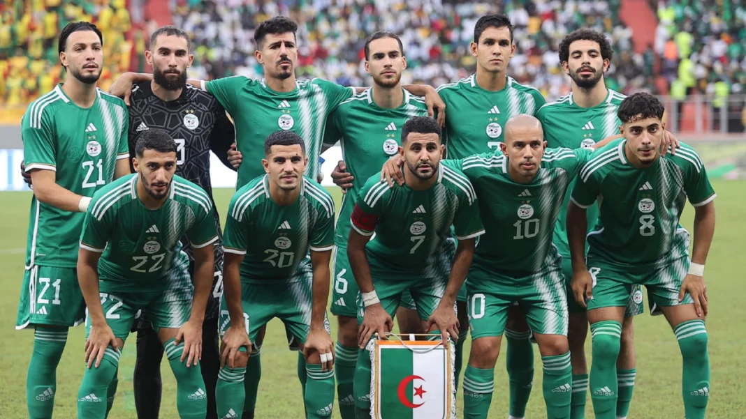 5 millions d’euros d’octroi : La CAF donne un puissant coup de main Groupe de joueurs de football en uniforme vert sur le terrain.