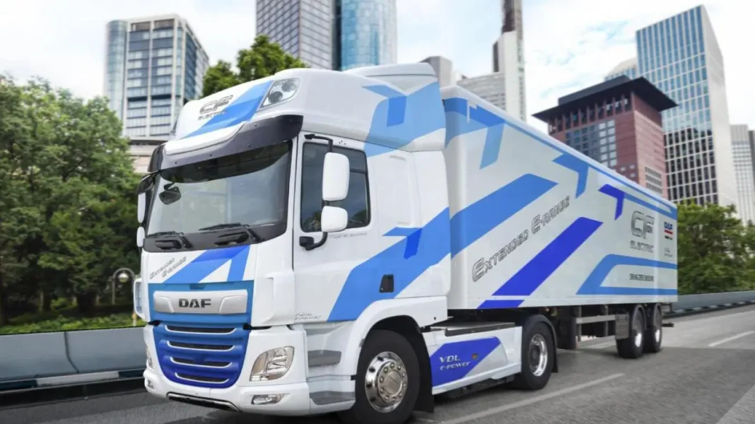 C’est officiel! Le premier camion 100 % électrique est introduit sur le marché algérien Camion 100 % électrique présenté dans un environnement urbain moderne.