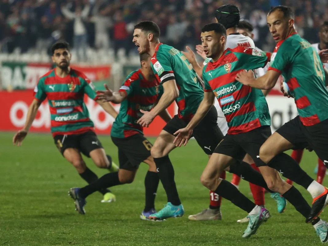Il rejette une offre mirobolante du Mouloudia d’Alger : l’espoir d’une signature européenne fait prendre une décision risquée à ce cadre Joueurs de football en action lors d'un match important.
