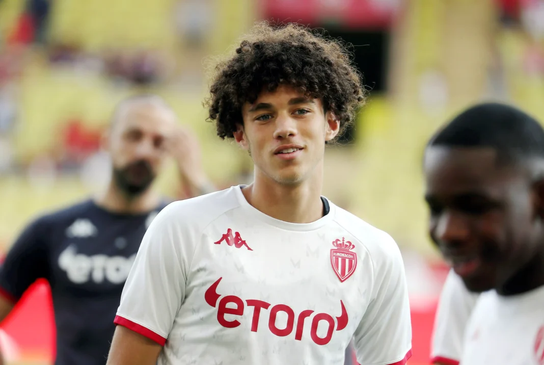 Maghnes Akliouche en action lors d'un match Maghnes Akliouche joueur de football en action, portant le maillot de l'AS Monaco.
