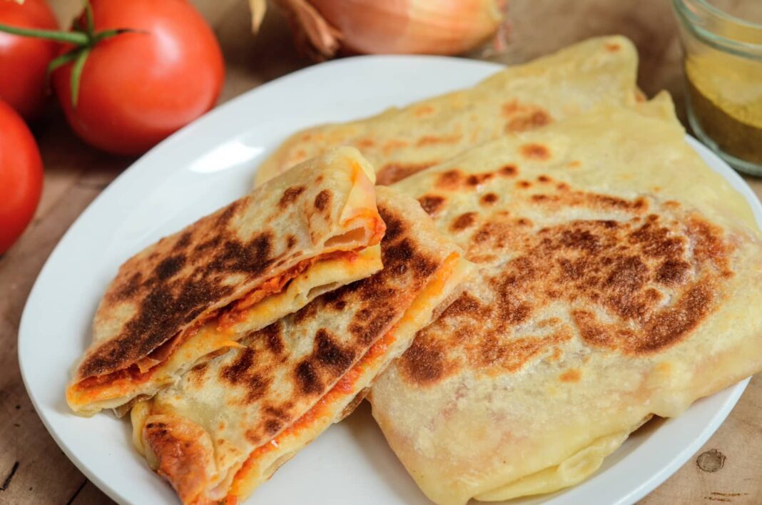 Classement de TasteAtlas : La cuisine algérienne de nouveau à la tête Crêpes algériennes dorées et croustillantes, garnies de fromage fondu.