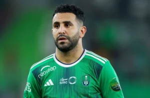 C'est terrible! Riyad Mahrez totalement chamboulé! Une mauvaise nouvelle en provenance d'Angleterre bouleverse le natif de Sarcelles 2 Riyad Mahrez secoué par cette terrible nouvelle