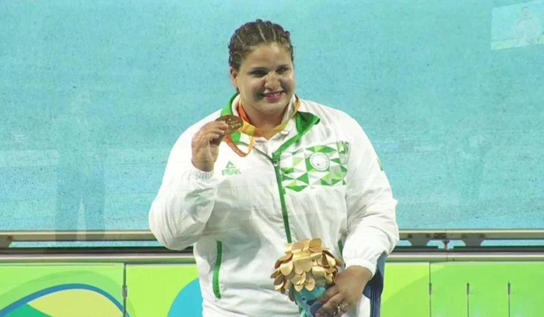 Jeux paralympiques 2024 : Nassima Saifi frappe un gros coup en envoie l’Algérie loin devant Nassima Saifi souriante avec sa médaille d'or aux Jeux paralympiques 2024.