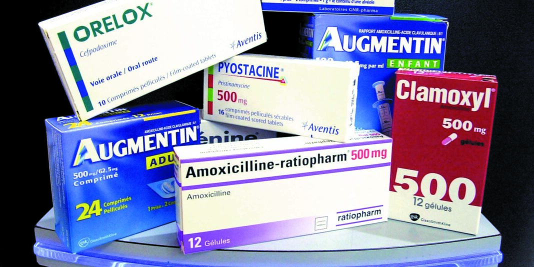 Medicaments antibiotiques en Algérie Boîtes de médicaments antibiotiques pour infections bactériennes.