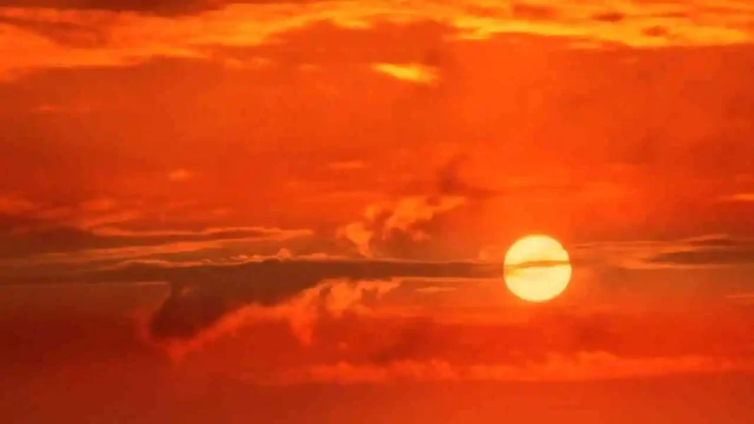Prévisions météorologiques du 6 août : de fortes chaleurs attendues… Coucher de soleil avec ciel orange et soleil brillant.