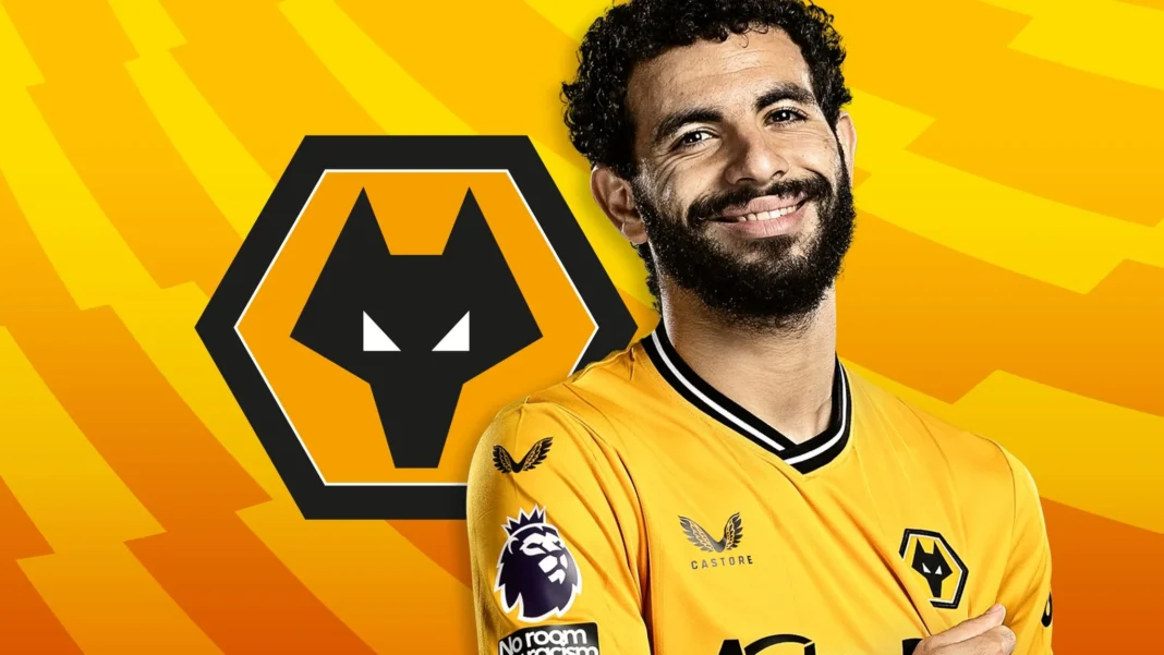 Rayan Aït-Nouri à Wolverhampton Rayan Aït-Nouri en maillot Wolverhampton, sourire, fond jaune et logo du club.