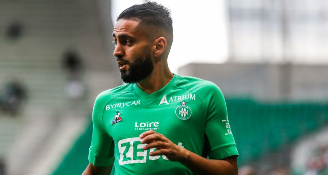 Riyad Boudebouz joueur du MC Alger lors d'un match de football.