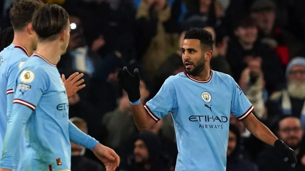 Riyad Mahrez, joueur de Manchester City, en pleine action sur le terrain de football.