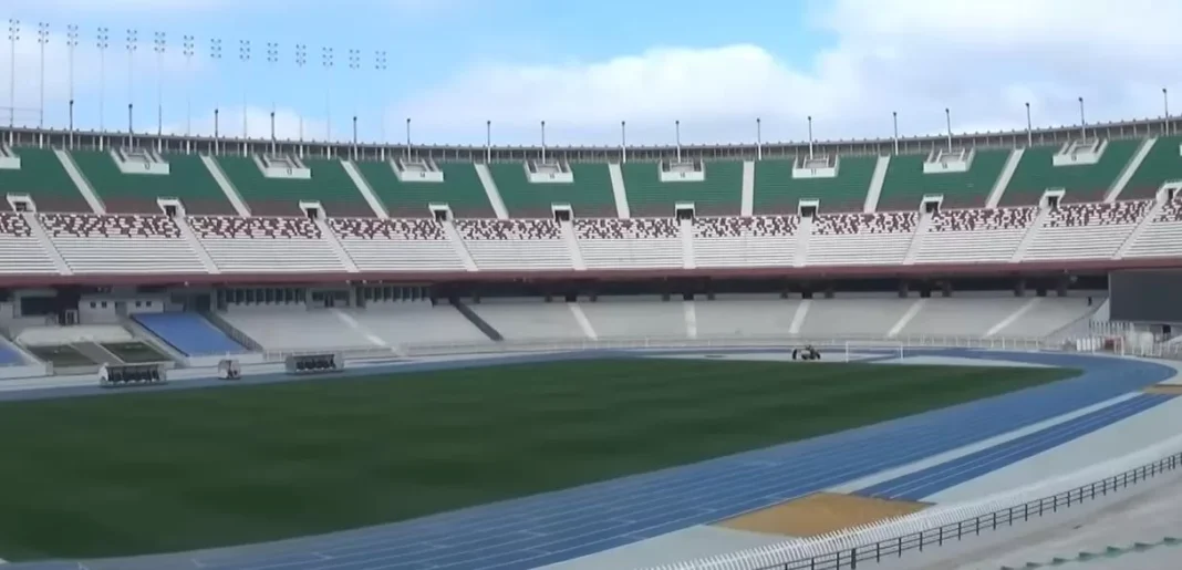 Coup de Tonnerre! Le stade 5 juillet fermé. Une pelouse dans un piteux état, désormais regardé avec dédain Stade 5 Juillet avec pelouse endommagée et tribunes vides.