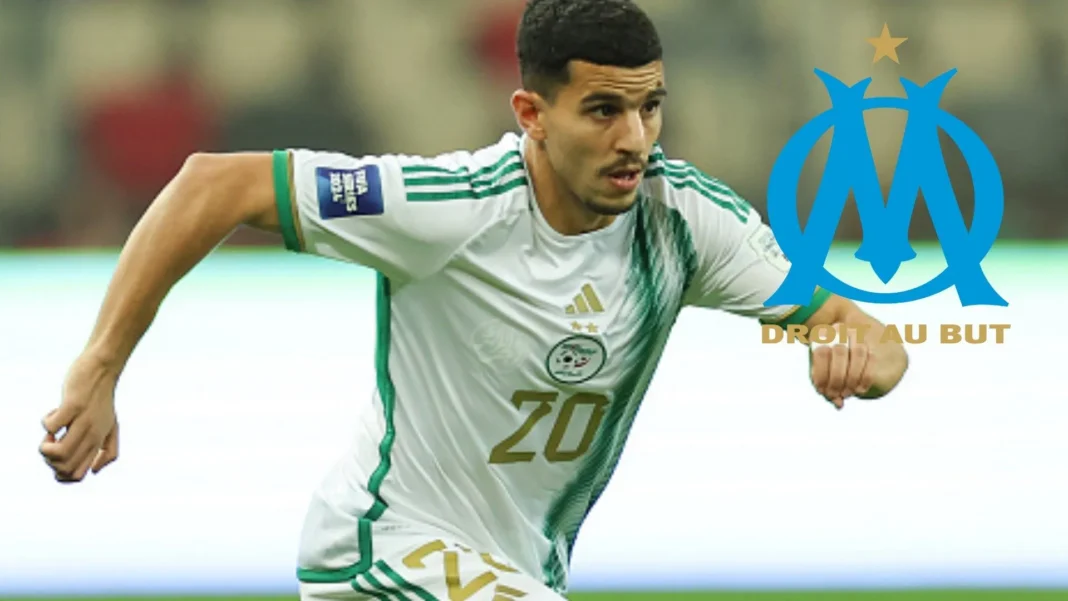 Youcef Atal en action pour l'OM Youcef Atal, joueur de football, en pleine course sur le terrain avec logo OM.