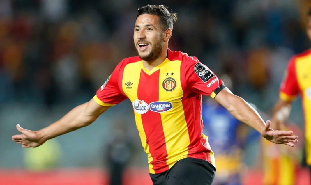 Youcef Belaili accueilli tel une majesté en Tunisie! Le natif d’Oran fait déjà sensation Youcef Belaili, joueur de football, en célébration sur le terrain.