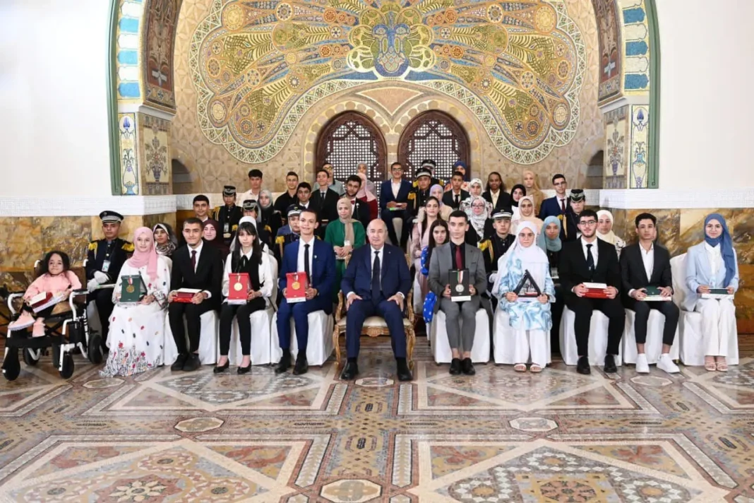 Lauréats au BAC 2024 : Abdelmadjid Tebboune récompense l’excellence et ravive la concurrence pour les examens prochains Groupe de diplômés et de responsables lors de la cérémonie de remise des diplômes.