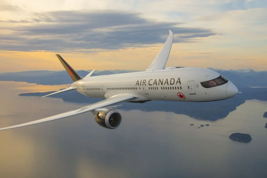 Air Canada : Vols Montréal-Alger à prix réduits pour l’été Avion Air Canada survole l'océan avec un ciel nuageux en arrière-plan.