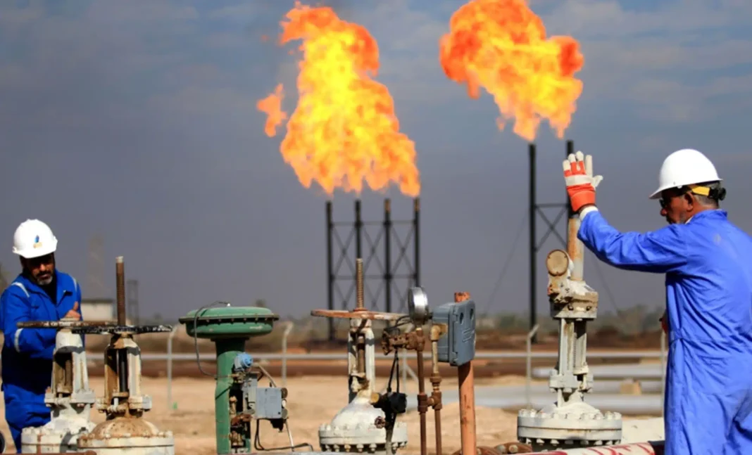 Extraction de Gaz Naturel en Algérie Ingénieurs surveillant la flamme de gaz naturel en Algérie.