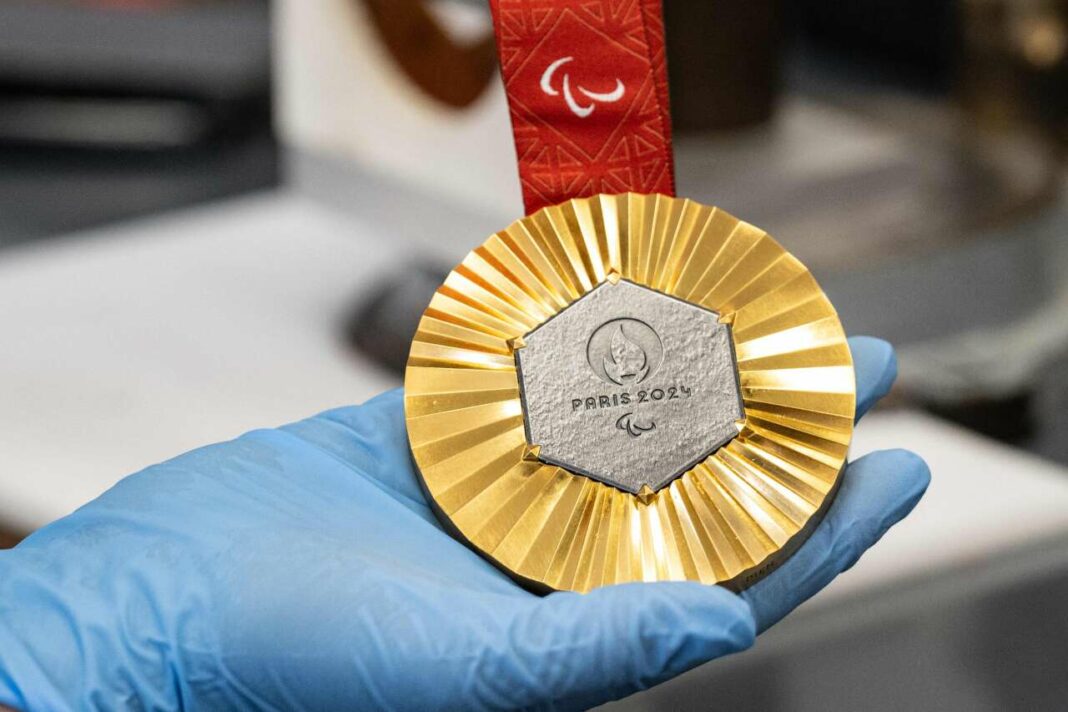 Abdelmouneme Basta brille aux JO Paris 2024 : Une nouvelle médaille en or pour l’Algérie Médaille d'or des Jeux Paralympiques Paris 2024 avec ruban rouge.