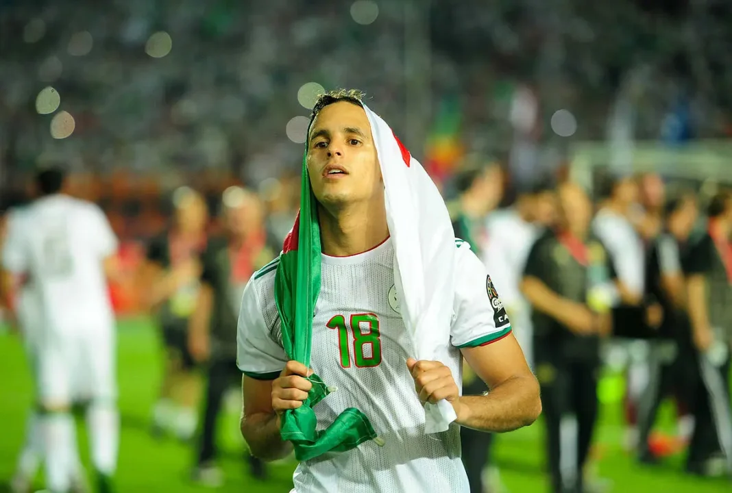 Mehdi Zeffane avec le maillot de l'Algérie Mehdi Zeffane en tenue de football lors d'un match important.