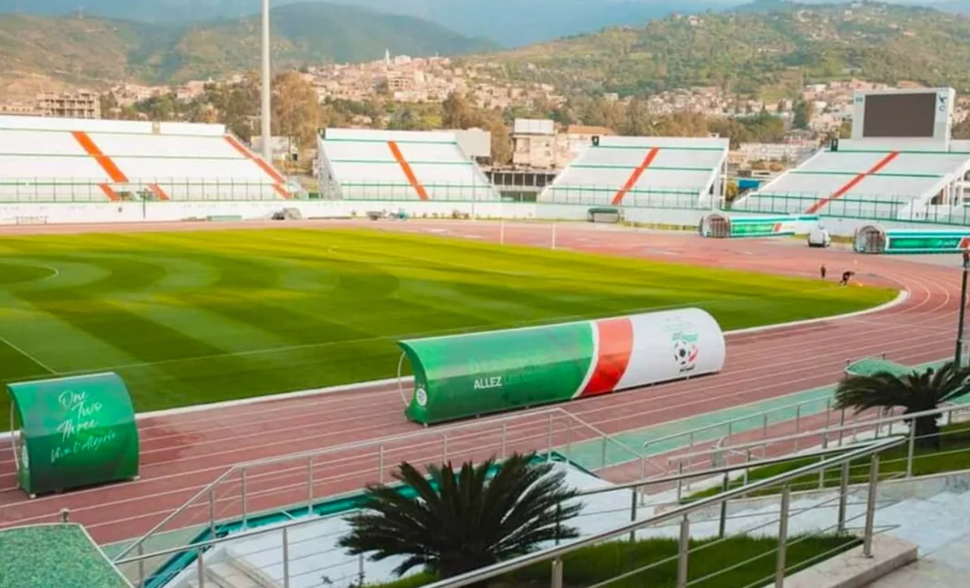 Enfin! Le stade Mustapha Tchaker rouvre ses portes… Stade Mustapha Tchaker rénové avec piste d'athlétisme et sièges modernes.