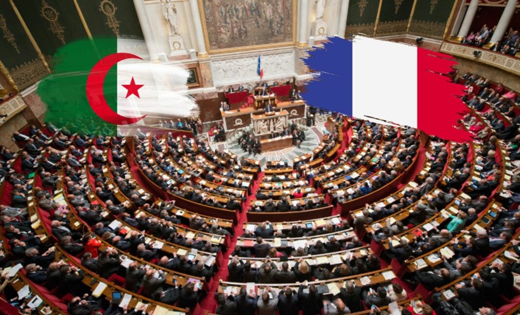 L’heure est grave! Pressions Croissantes sur le Premier Ministre Français pour la Révision de l’Accord Franco-Algérien de 1968 Assemblée nationale française avec drapeaux algérien et français en fond.