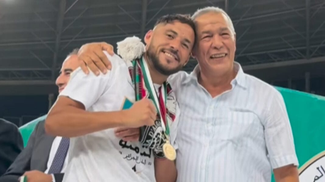 Ali Bencheikh qualifie Youcef Belaili de… : Nouvelle sortie fracassante de l’ex gloire du foot dz Ali Bencheikh et Youcef Belaili souriants lors d'une cérémonie sportive.