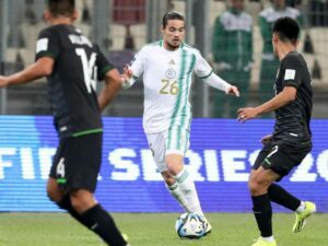 La classe! L’UEFA apporte son soutien à ce malheureux Fennec 2 Anis Hadj-Moussa soutenu par l'UEFA