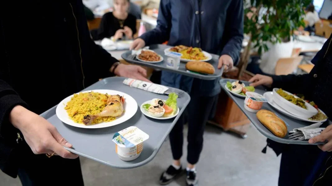Calvaire des étudiants en France : deux Algériennes déballent un témoignage poignant Jeunes étudiants africains dégustant un repas dans un restaurant universitaire.