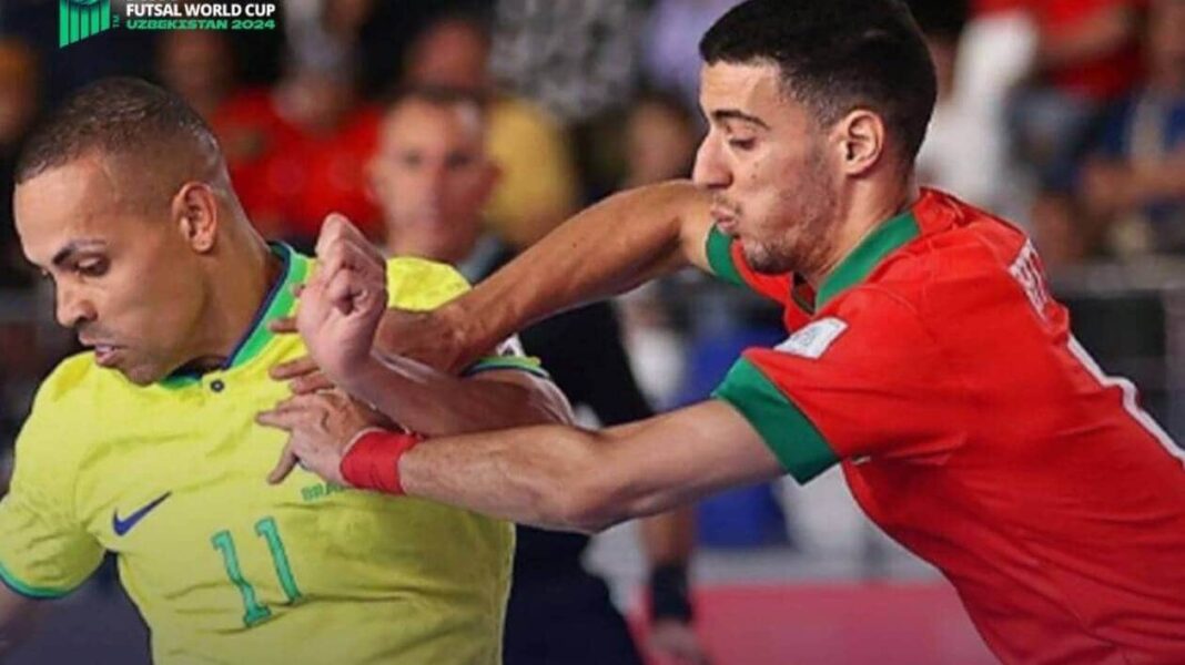 Coupe du monde de Futsal : Le Brésil corrige le Maroc et le renvoie au bercail Joueur brésilien en action contre un joueur marocain lors d'un match de futsal.