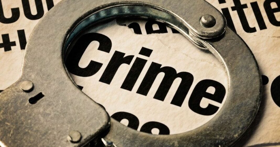 Incidents de crime en Algérie Menottes en métal avec le mot 'Crime' en arrière-plan.