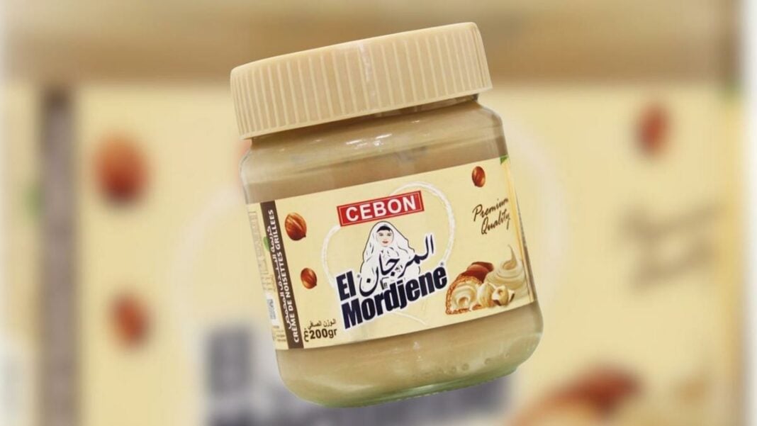 Pâte à tartiner El Mordjene en France : un succès controversé qui fait couler assez d’encre et de salive… Pot de pâte à tartiner El Mordjene CEBON, saveur douce et crémeuse.