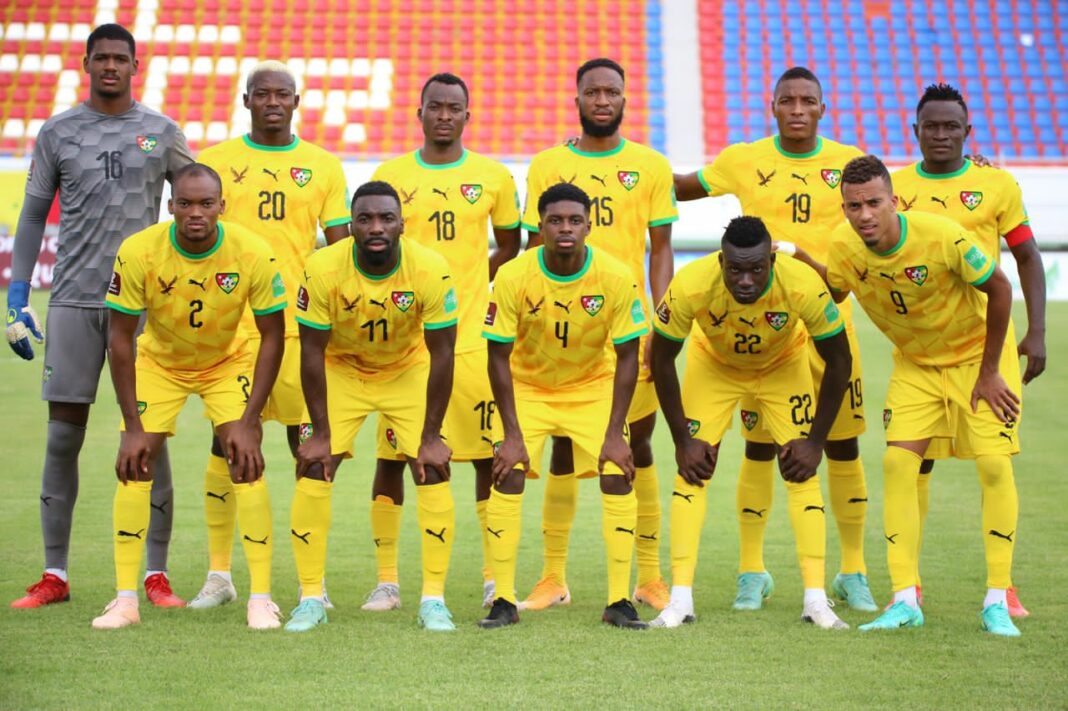 L'équipe d'Algérie en maillot jaune lors d'un match.