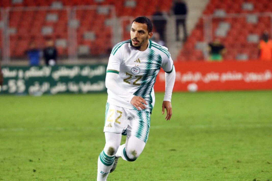 Ismaël Bennacer sur le terrain lors d'un match de football.