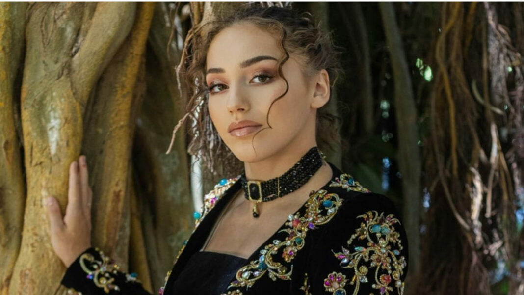 Magnifique! Kaylia Nemour honore l’Algérie à travers un shooting en tenue traditionnelle Jeune femme en tenue traditionnelle algérienne dans la nature.