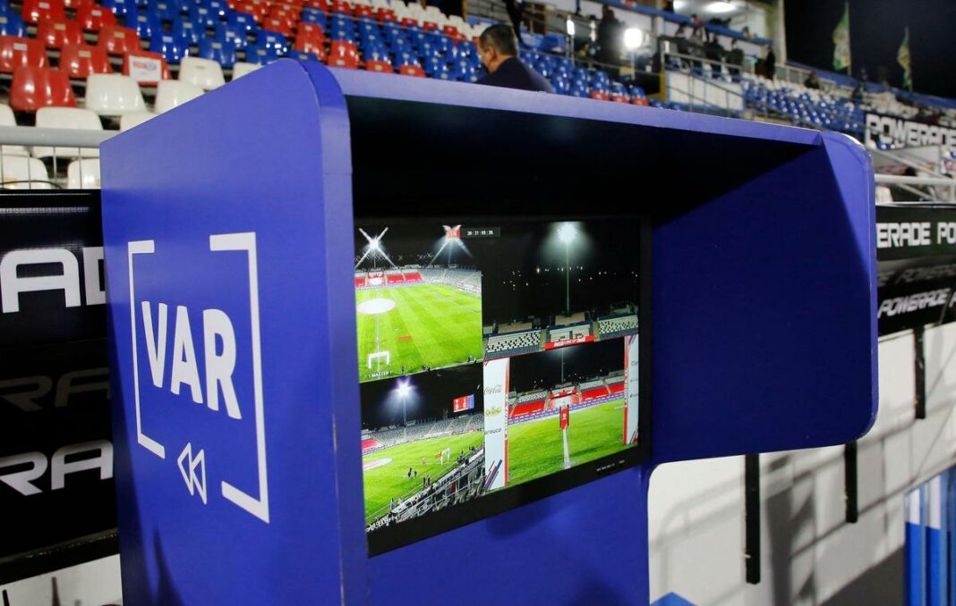 Ligue 1 : L’arbitrage VAR fait ses débuts ce week-end Poste de VAR utilisé lors d'un match de Ligue 1.
