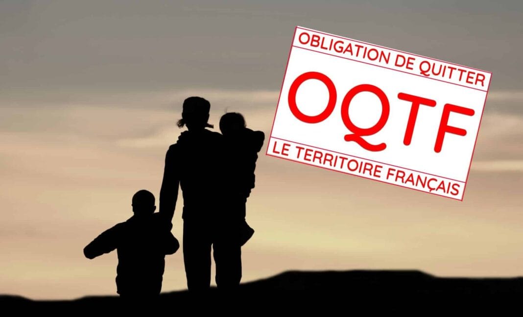 Jeune mineur avec adulte, silhouette contre coucher de soleil, OQTF en arrière-plan.