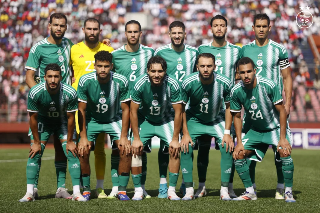 Groupe de joueurs togolais en uniforme vert sur le terrain.