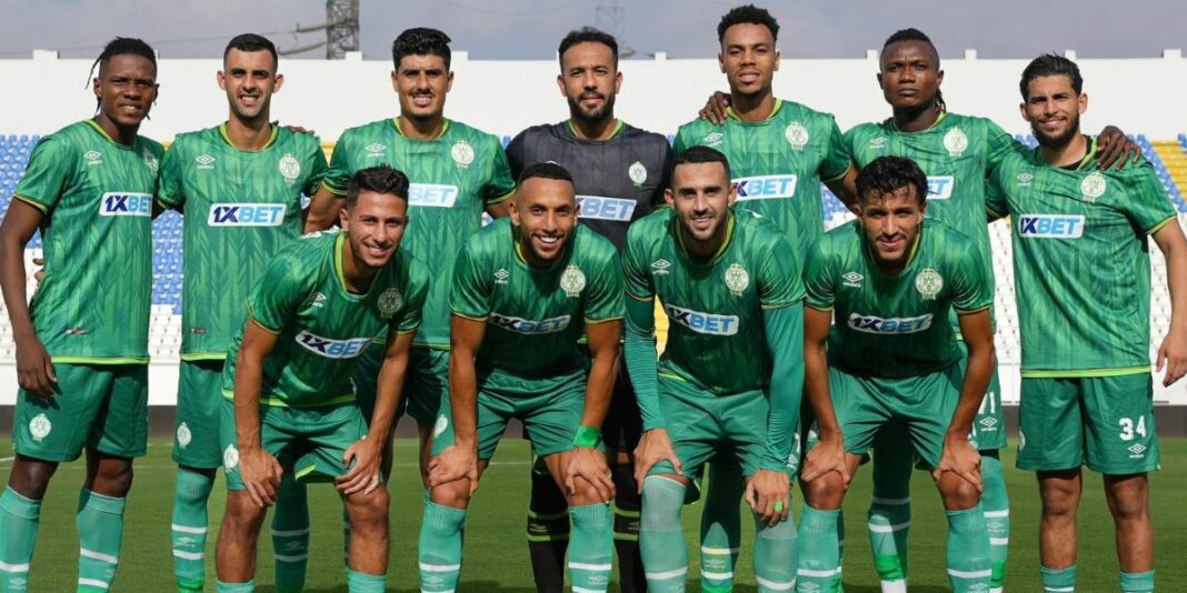 Défaite du Raja Casablanca : L’Algérien Yousri Bouzok fait tembler le Maroc Groupe de joueurs du Raja Casablanca en tenue verte.