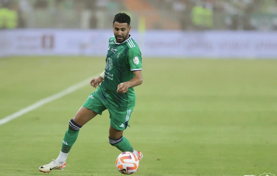 Riyad Mahrez : Un pari risqué pour Vladimir Petkovic face au Togo ? Riyad Mahrez en tenue verte sur le terrain avec un ballon de football.