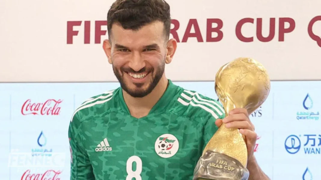 Amir Sayoud avec le trophée de la FIFA Amir Sayoud tenant le trophée de la FIFA Arab Cup.