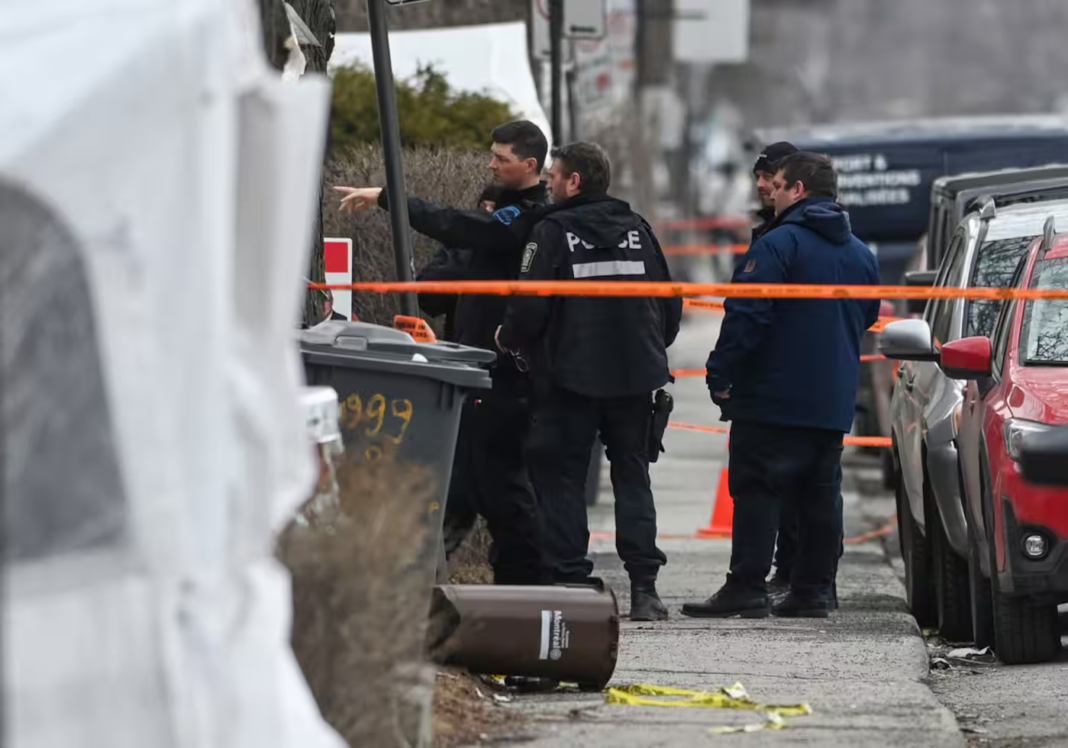 Enquête policière à Montréal Policiers sur la scène d'une tragédie à Montréal.