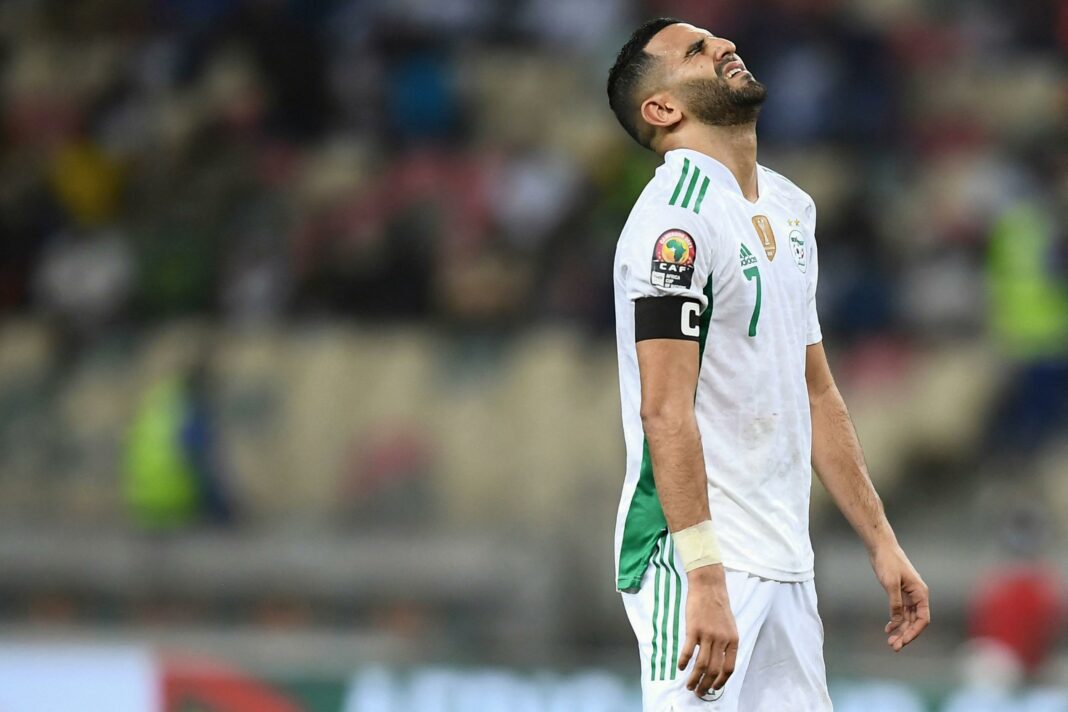 Mahrez Sous Pression : Derradji Avait prédit le pénalty raté lors du choc Algérie-Guinée Équatoriale ! Riyad Mahrez en tenue de l'Algérie, visiblement frustré lors du match.